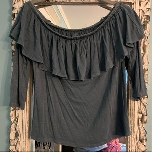 ⭐️ AEO off the shoulder ruffled top